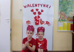 Walęty i Walentyna- królewska para walentynek siedząca w czerwonych koronach.